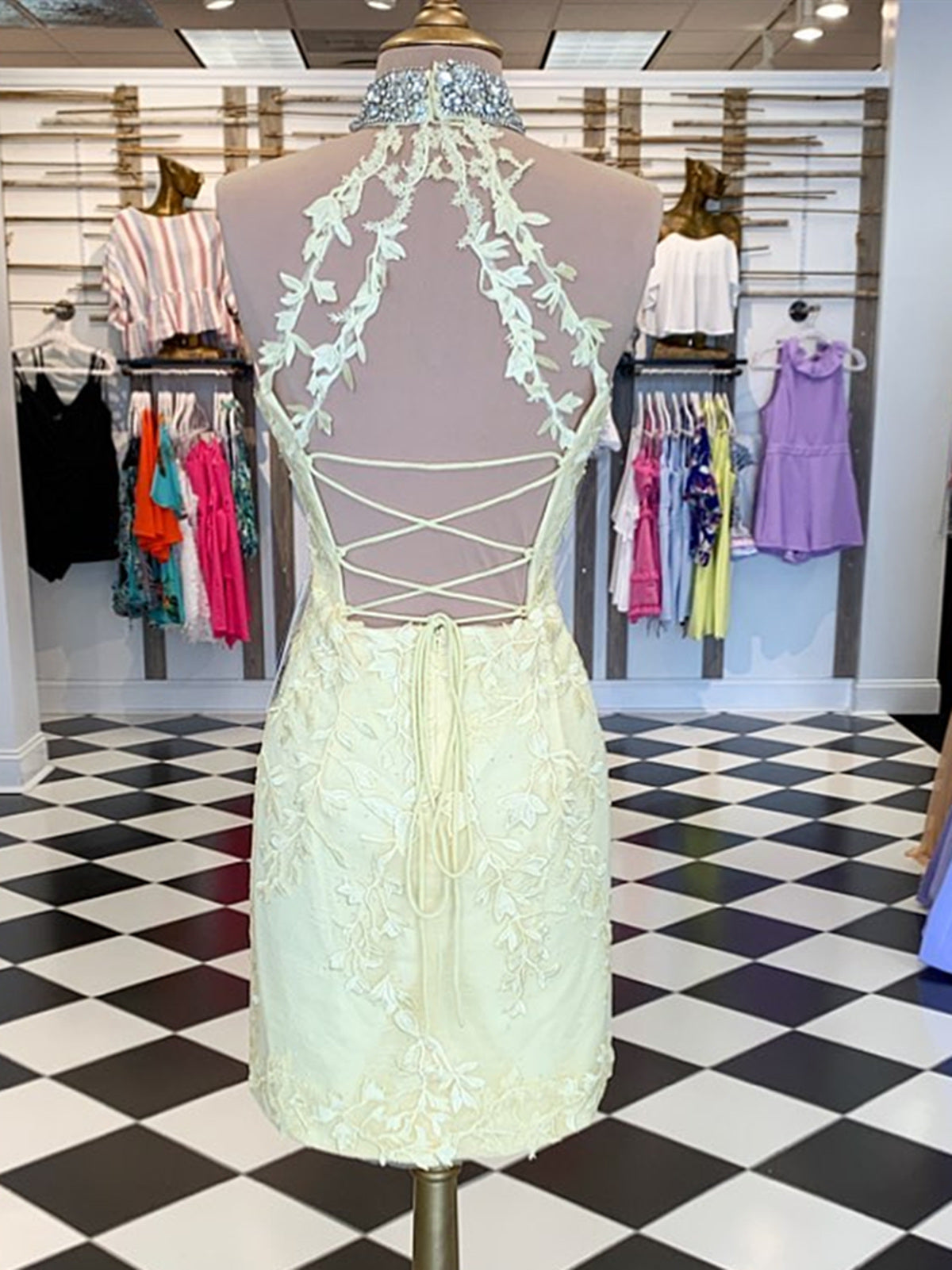Kurzes rückenfreies Meerjungfrau-Abschlussballkleid mit Spitze