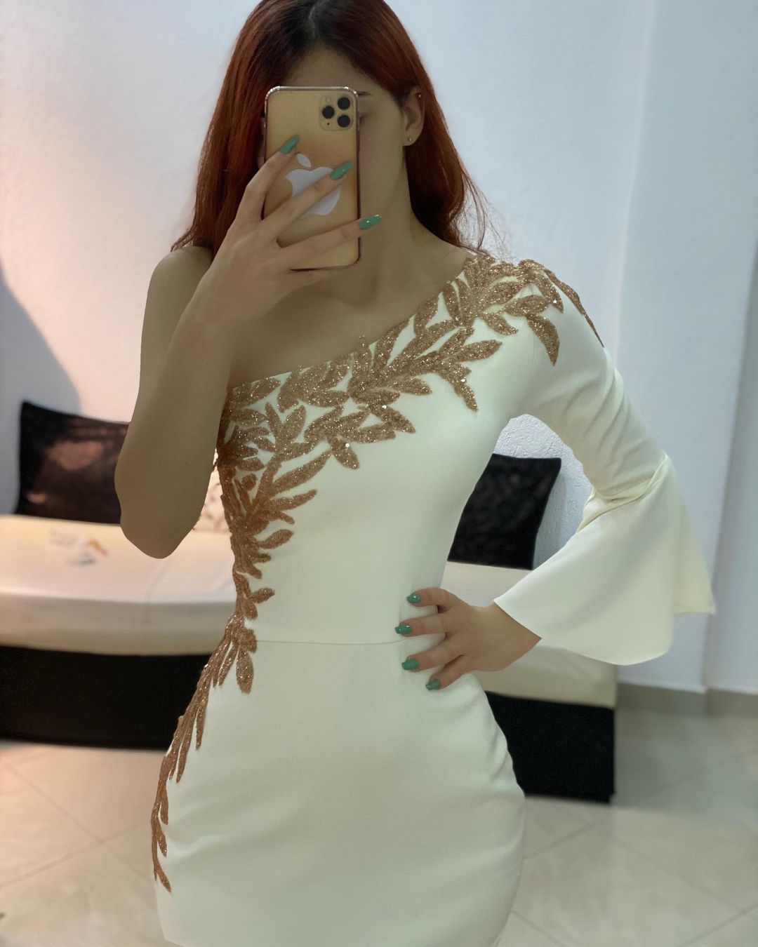 Kurzes Meerjungfrau-Kleid mit einer Schulter und Satin-Ballkleid mit Ärmeln