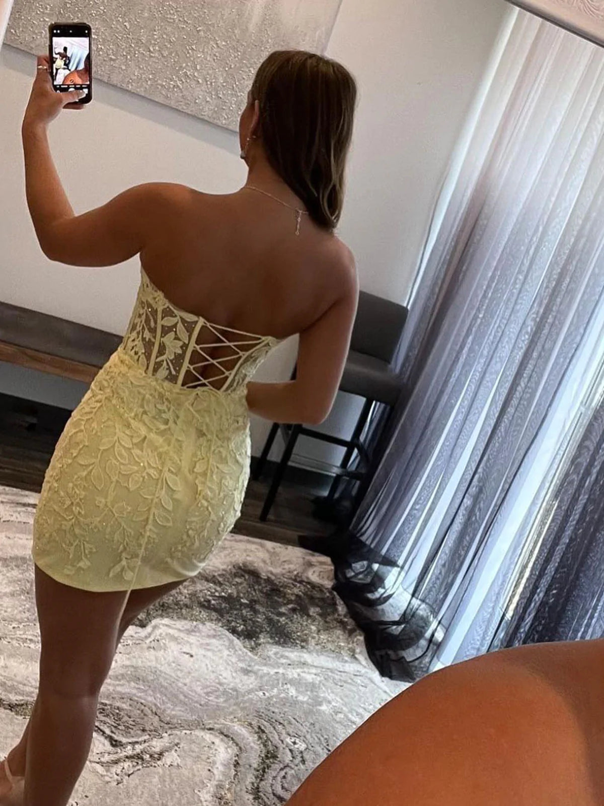 Kurzes Meerjungfrau-Abschlussballkleid mit Herzausschnitt und Spitze in Gelb
