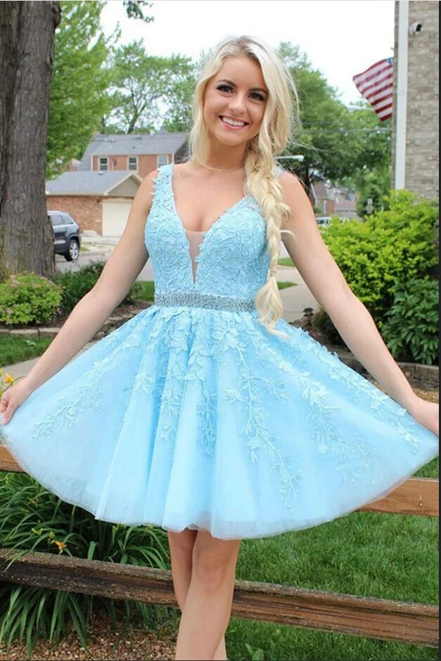 Kurzes, rückenfreies A-Linien-Ballkleid aus Tüll mit V-Ausschnitt und Spitze in Blau