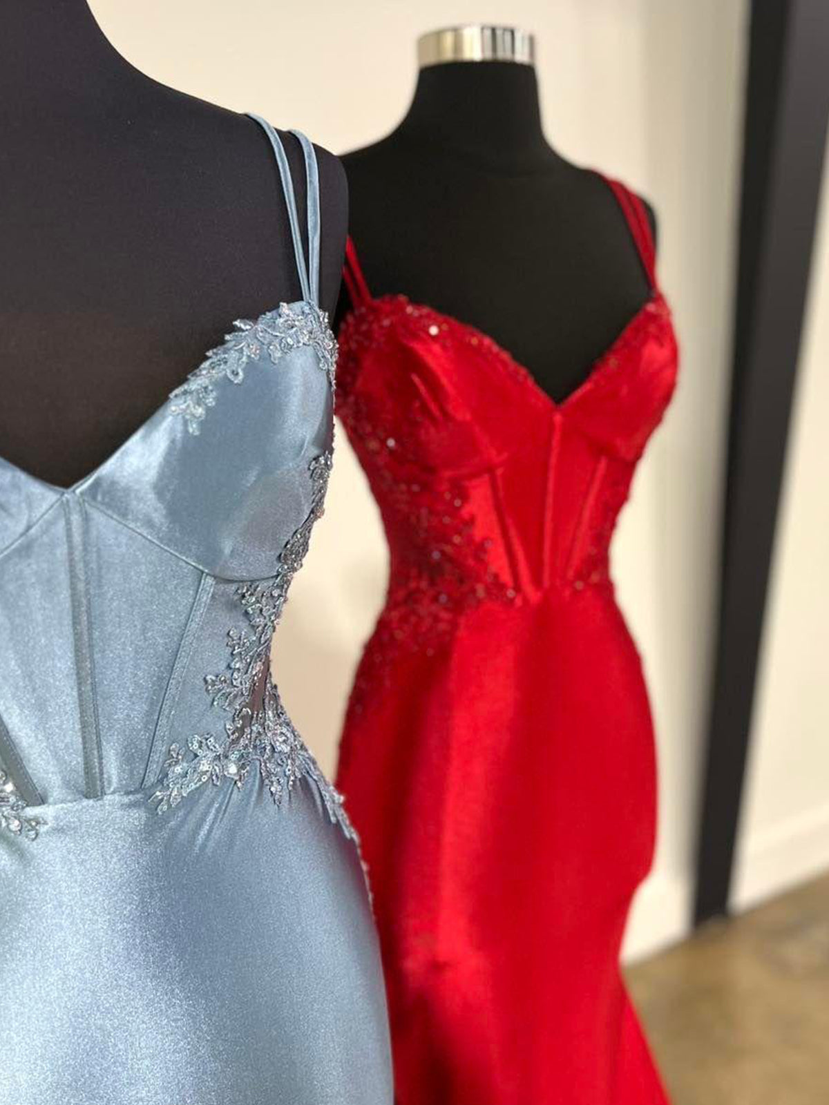 Simmy | Meerjungfrau-Ballkleid aus Satin mit doppelten Trägern und Applikationen