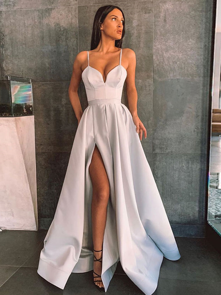 Einfaches A-Linien-Abendkleid aus Satin mit Spaghettiträgern und Schlitz