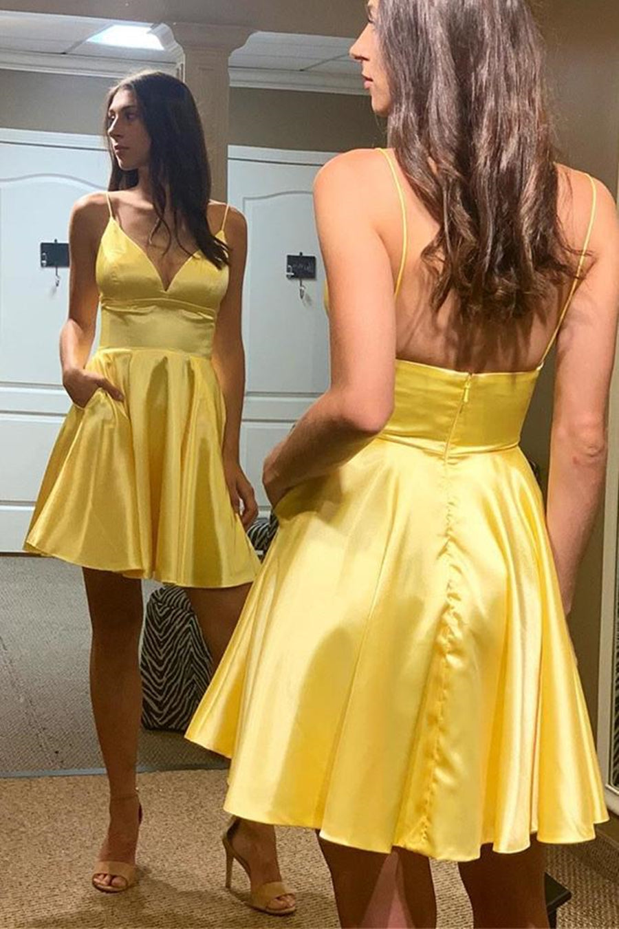 Einfaches A-Linien-Kleid mit V-Ausschnitt und rückenfreiem, gelbem Satin, kurz, für den Abschlussball oder die Heimkehr mit Taschen
