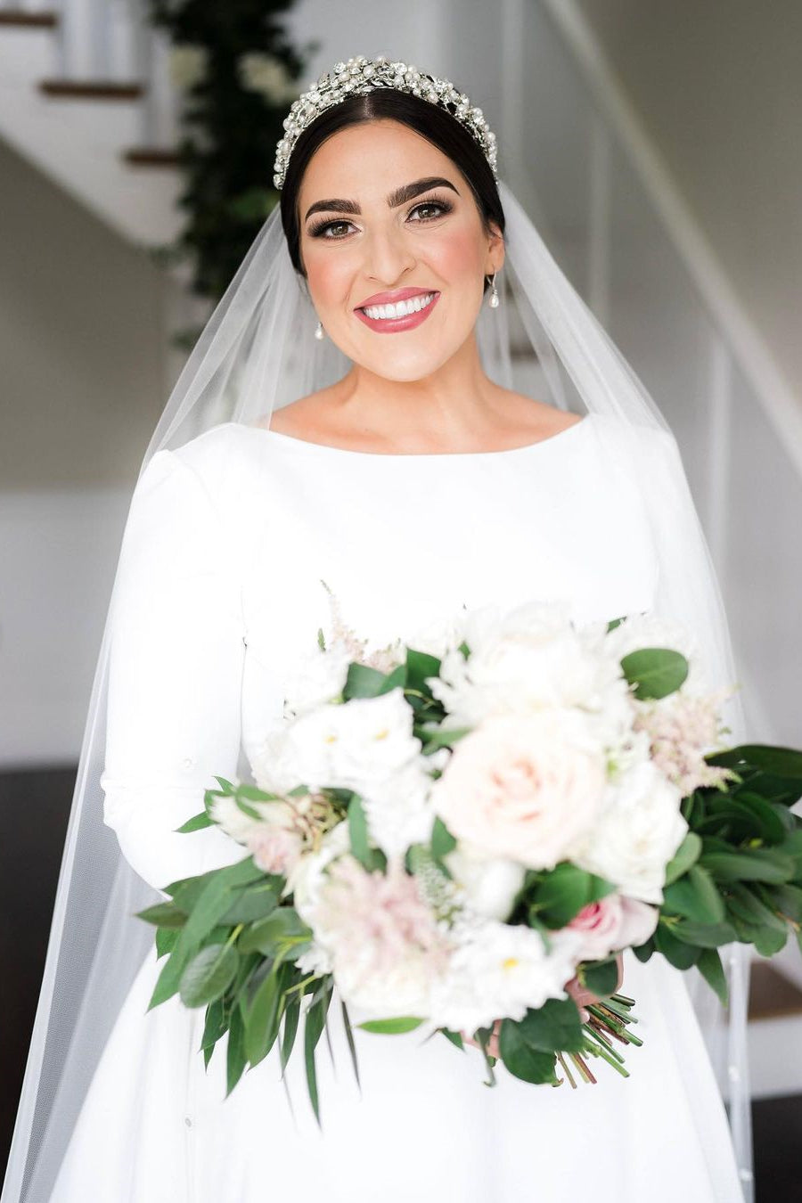 Schlichtes, schönes, rückenfreies A-Linien-Brautkleid aus Satin mit langen Ärmeln