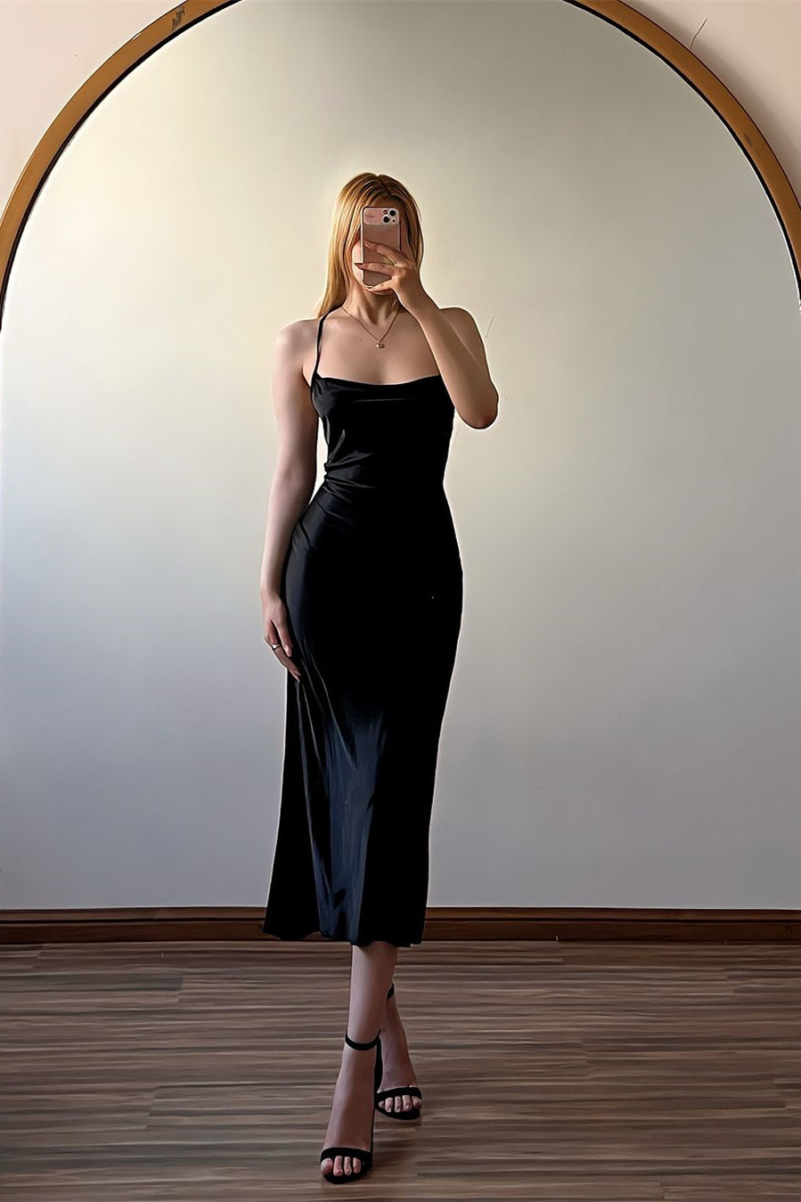 Schlichtes schwarzes ärmelloses rückenfreies Ballkleid aus Satin mit Spaghettiträgern