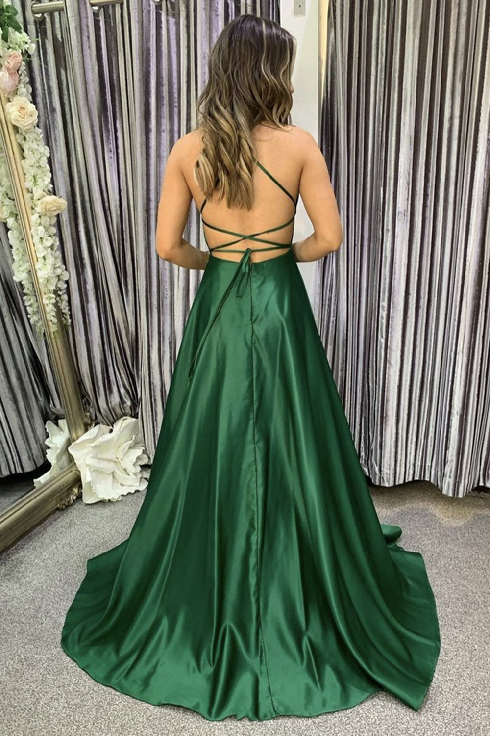 Schlichtes langes A-Linien-Abschlussballkleid aus Satin mit offenem Rücken und Schlitz