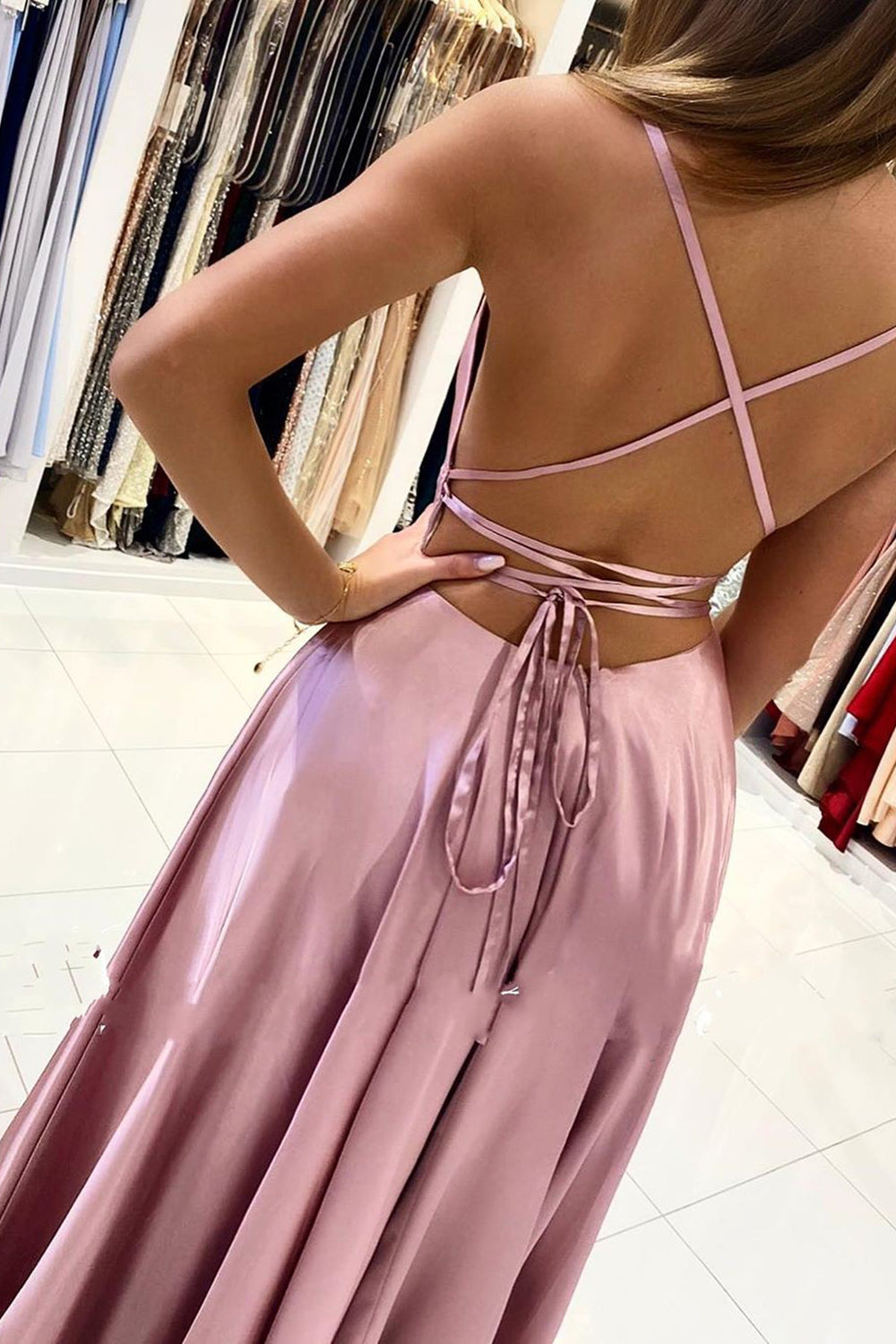 Schlichtes langes A-Linien-Ballkleid mit Spaghettiträgern und offenem Rücken und Schlitz