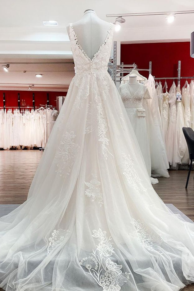 Schlichtes langes A-Linien-Brautkleid mit Tüllspitze und V-Ausschnitt, Applikationen und offenem Rücken