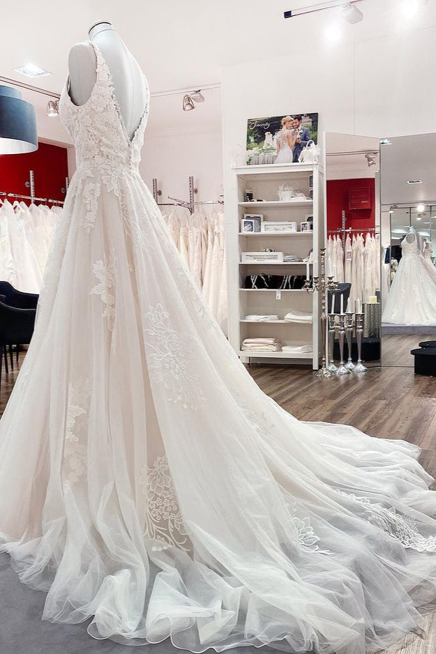 Schlichtes langes A-Linien-Brautkleid mit Tüllspitze und V-Ausschnitt, Applikationen und offenem Rücken