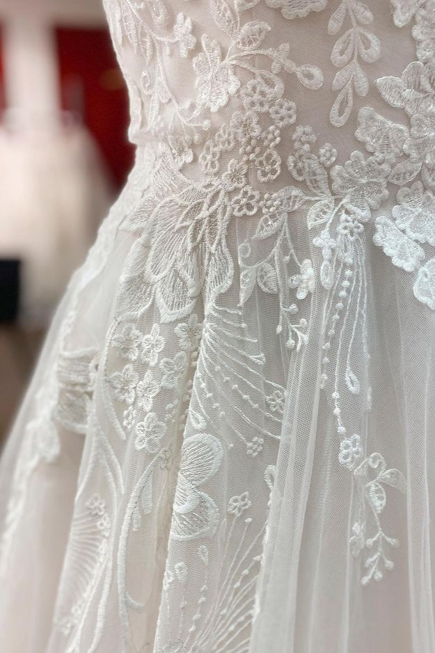 Schlichtes langes A-Linien-Brautkleid mit Tüllspitze und V-Ausschnitt, Applikationen und offenem Rücken