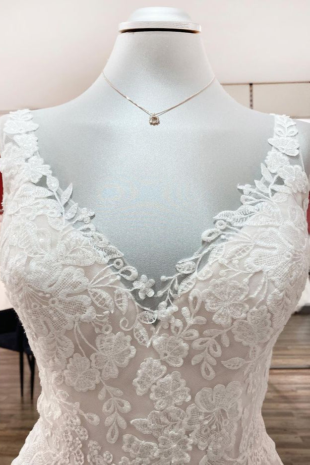 Schlichtes langes A-Linien-Brautkleid mit Tüllspitze und V-Ausschnitt, Applikationen und offenem Rücken
