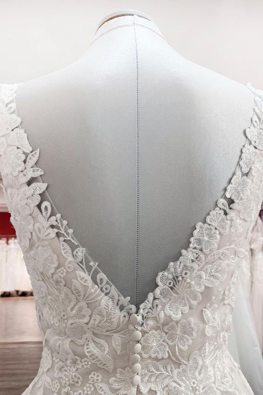 Schlichtes langes A-Linien-Brautkleid mit Tüllspitze und V-Ausschnitt, Applikationen und offenem Rücken