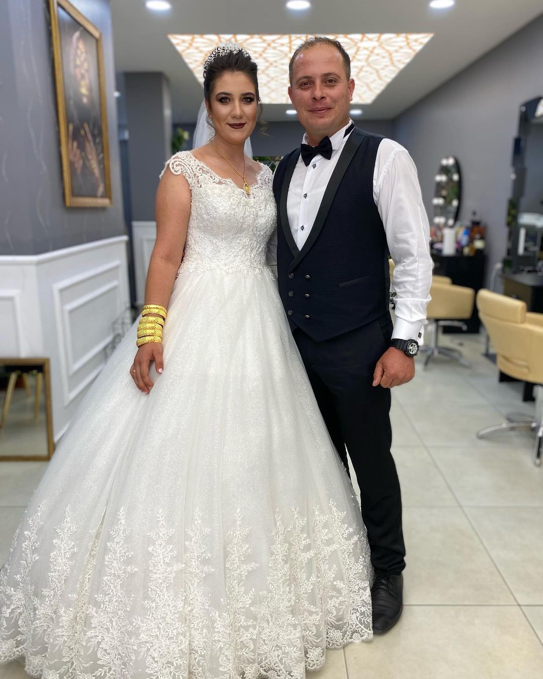 Schlichtes langes A-Linien-Brautkleid mit V-Ausschnitt und Spitze und Tüll