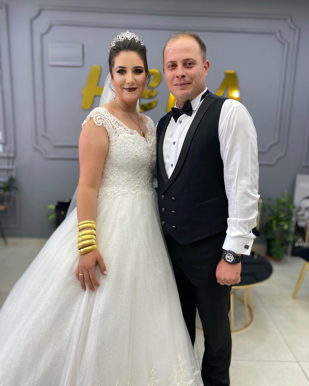 Schlichtes langes A-Linien-Brautkleid mit V-Ausschnitt und Spitze und Tüll