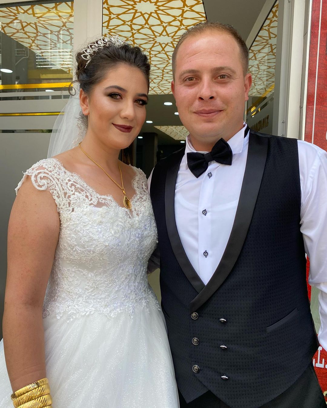 Schlichtes langes A-Linien-Brautkleid mit V-Ausschnitt und Spitze und Tüll
