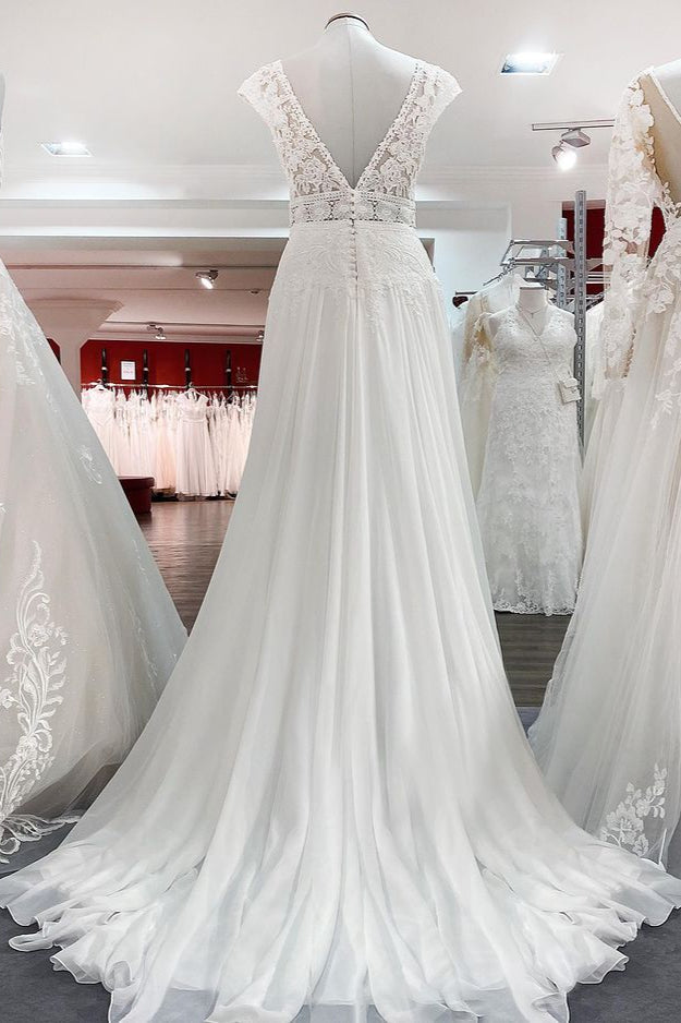 Schlichtes langes A-Linien-Brautkleid mit V-Ausschnitt und Tüllapplikationen