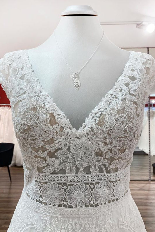 Schlichtes langes A-Linien-Brautkleid mit V-Ausschnitt und Tüllapplikationen