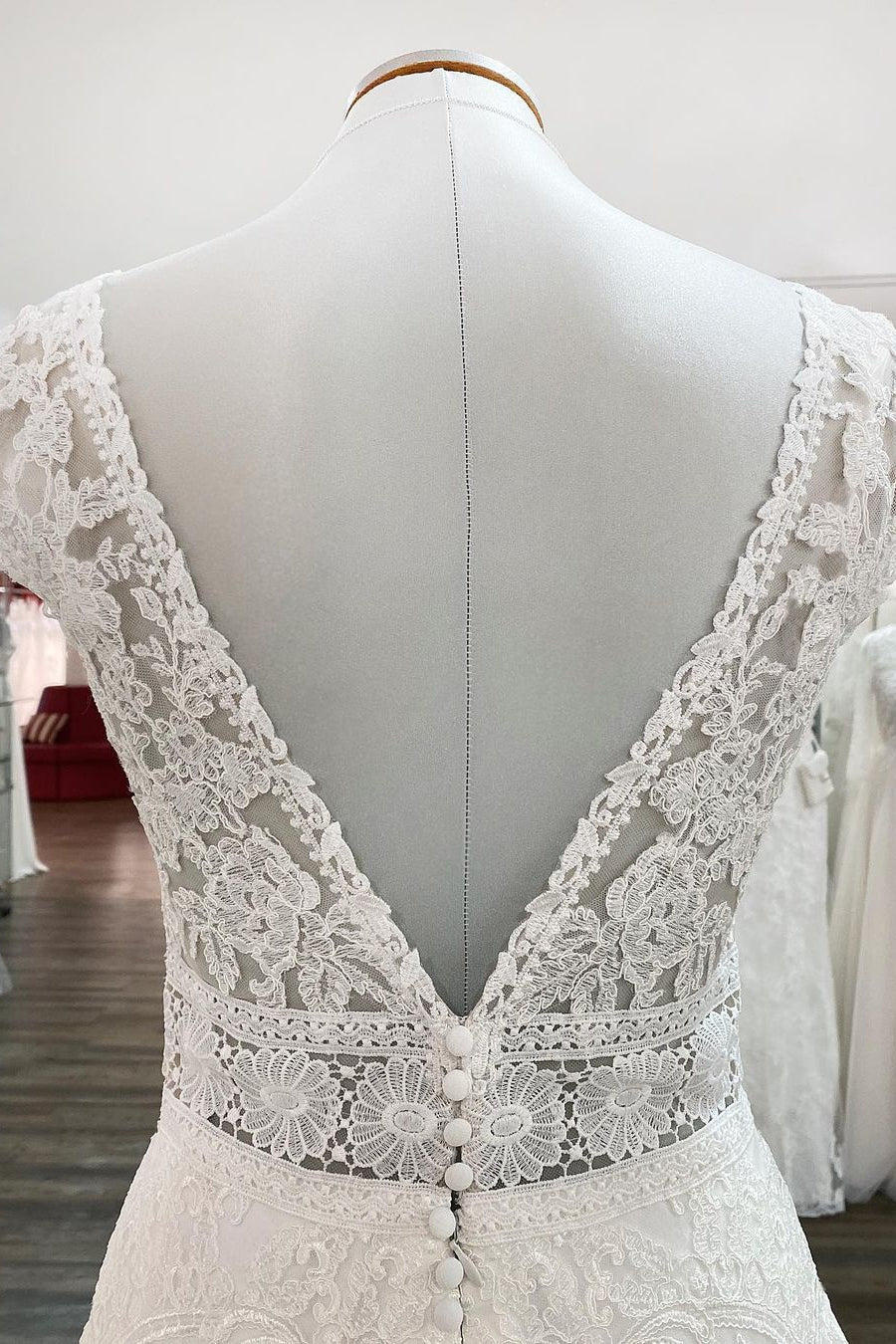 Schlichtes langes A-Linien-Brautkleid mit V-Ausschnitt und Tüllapplikationen