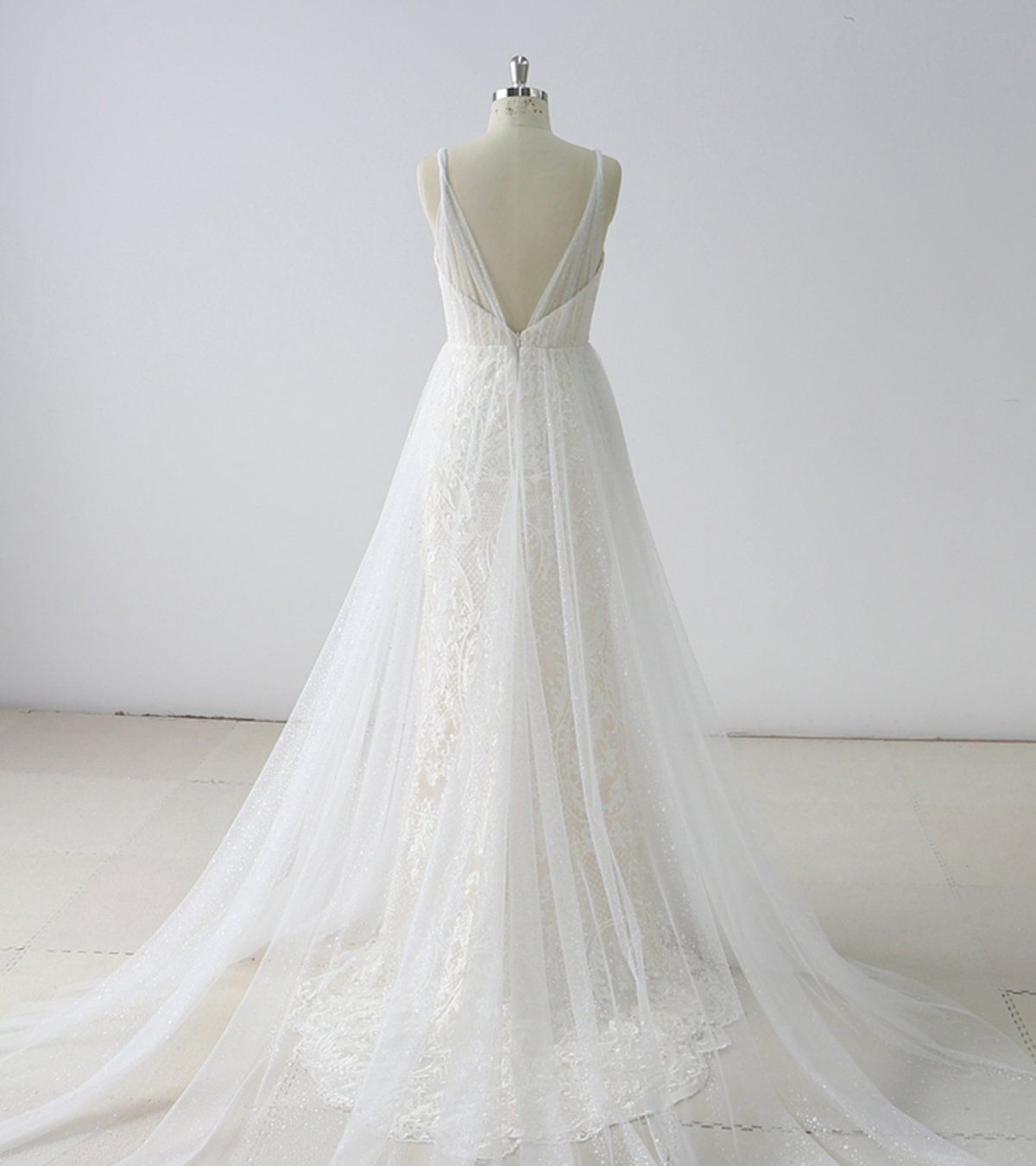 Schlichtes langes A-Linien-Brautkleid aus Tüll mit V-Ausschnitt
