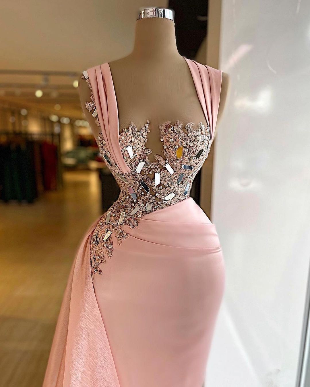 Einfaches langes Meerjungfrau-Abschlussballkleid aus Chiffon mit breiten Trägern und Kristallrüschen