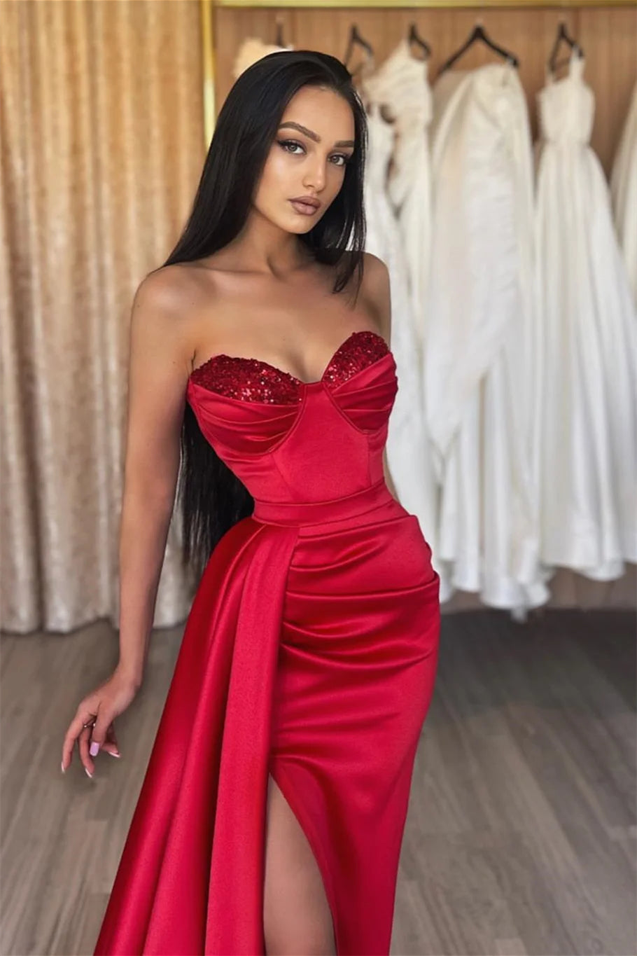 Schlichtes langes rotes Ballkleid mit Pailletten und Herzausschnitt und Schlitz