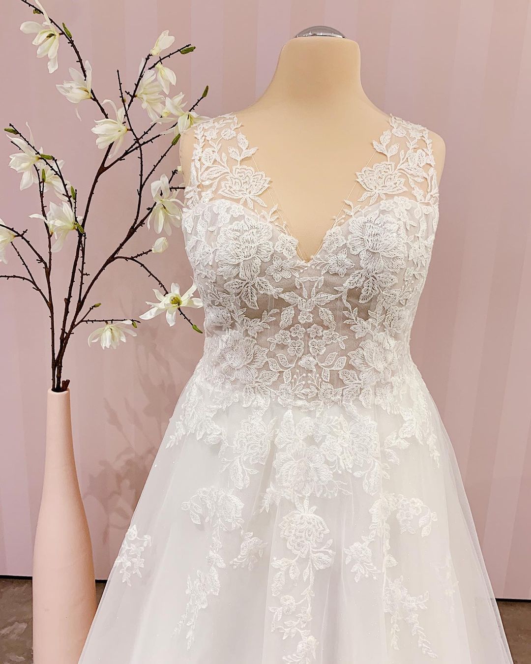 Schlichtes langes rückenfreies A-Linien-Brautkleid mit V-Ausschnitt und Spitzenapplikationen