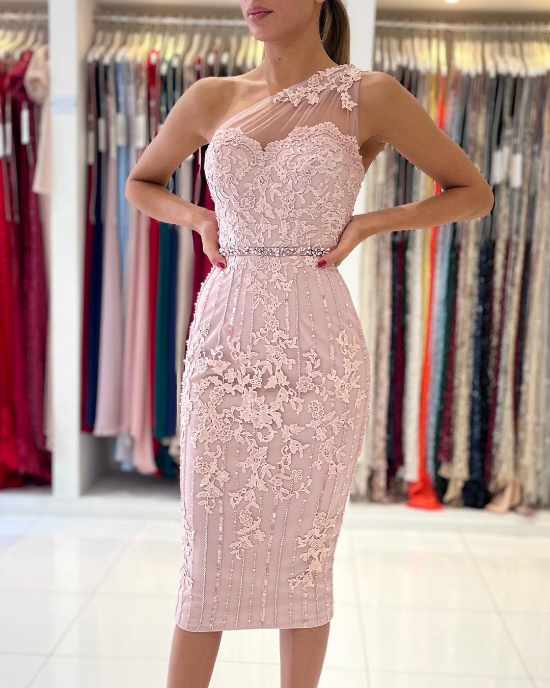 Vestido de fiesta formal corto de sirena con un solo hombro y encaje floral