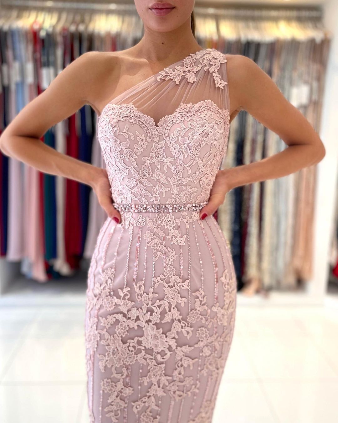 Vestido de fiesta formal corto de sirena con un solo hombro y encaje floral