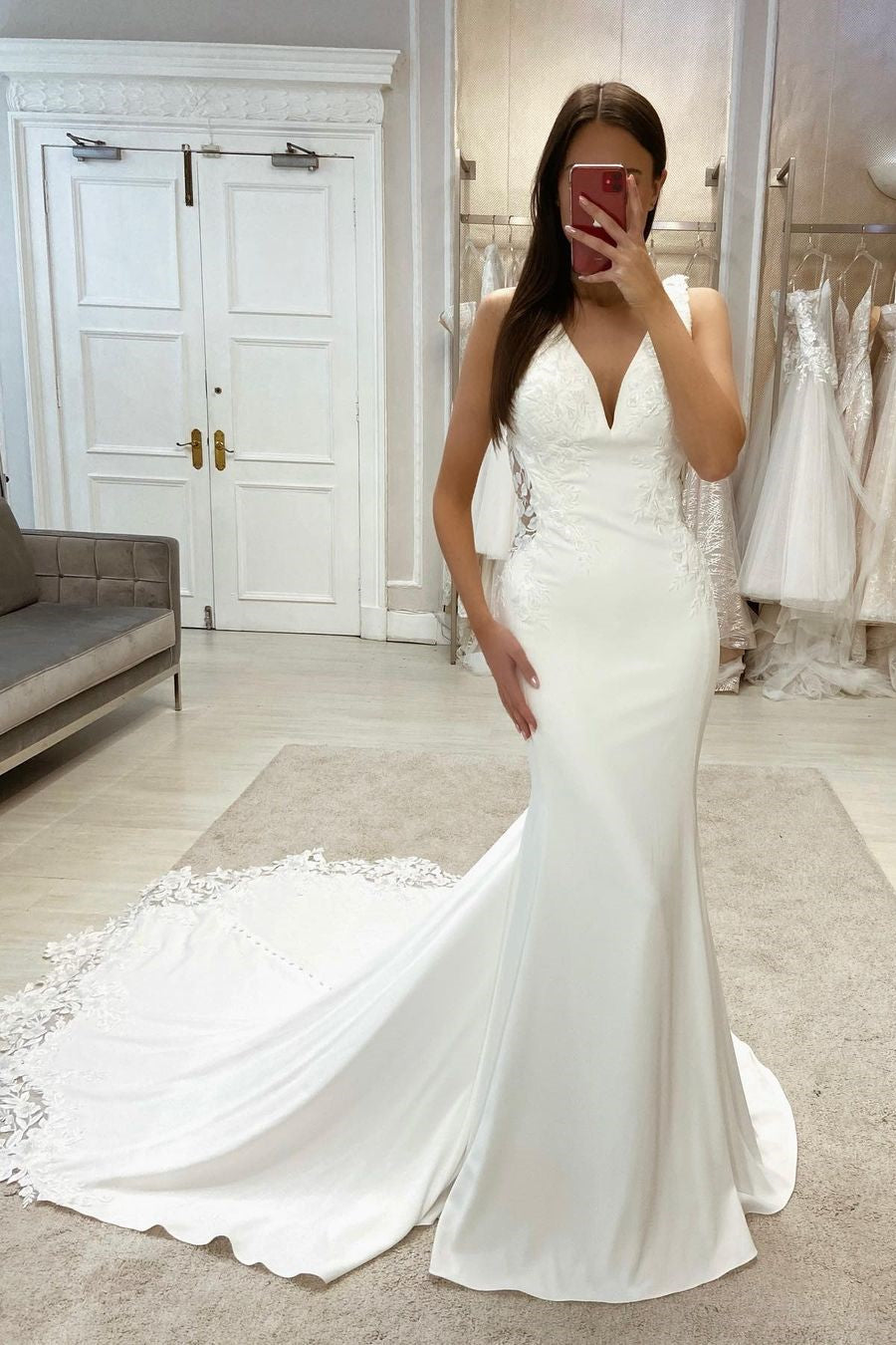 Schlichtes Meerjungfrau-Brautkleid mit V-Ausschnitt und Spitze