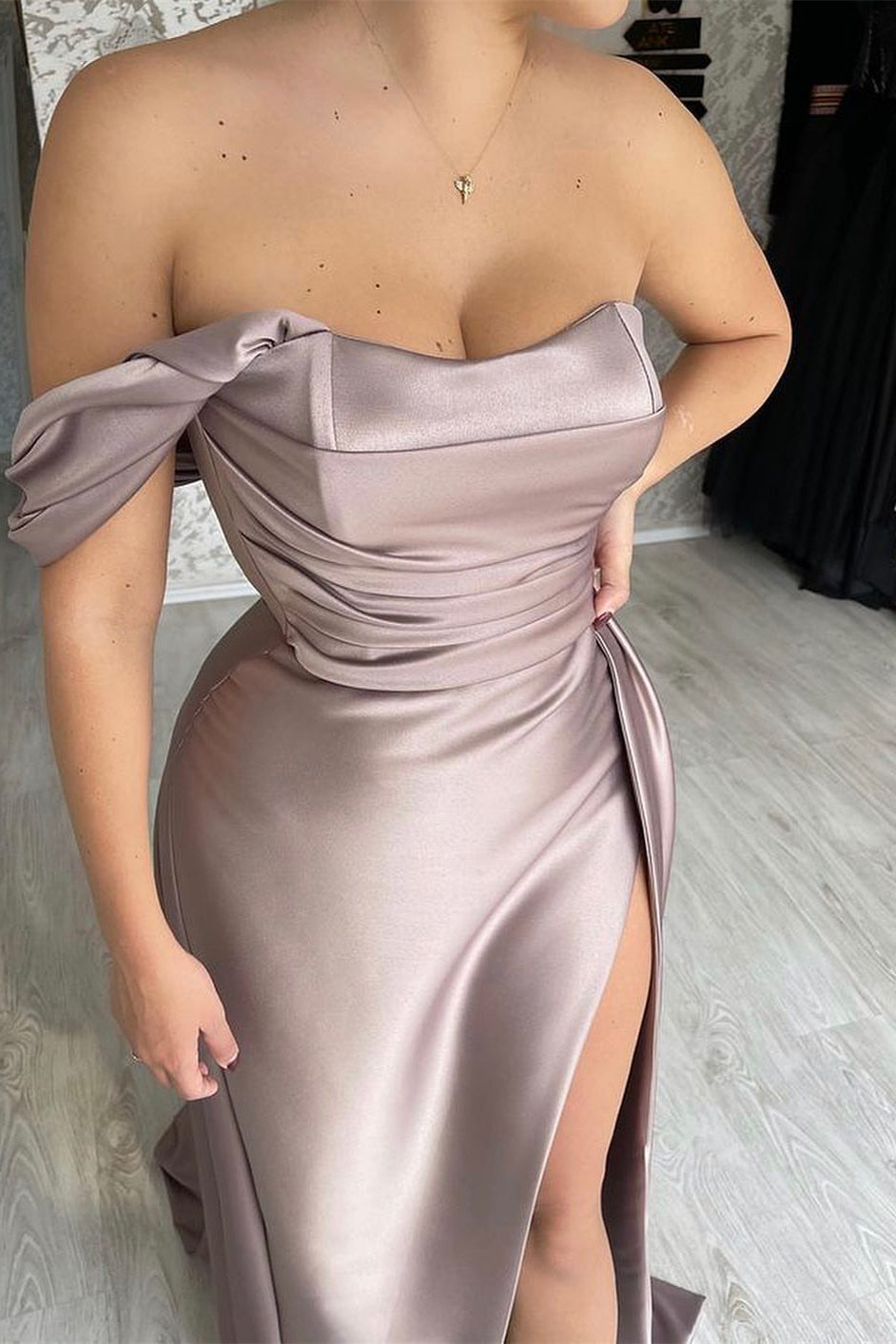 Schlichtes, schulterfreies, ärmelloses Meerjungfrau-Ballkleid aus Satin mit Schlitz vorne