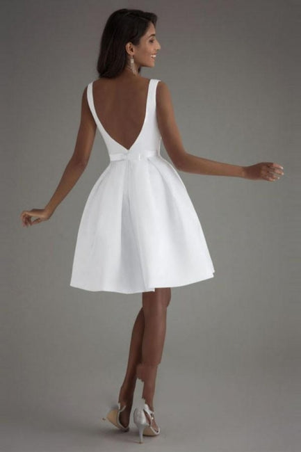Vestidos de novia sencillos, cortos, blancos, sin mangas y con espalda descubierta