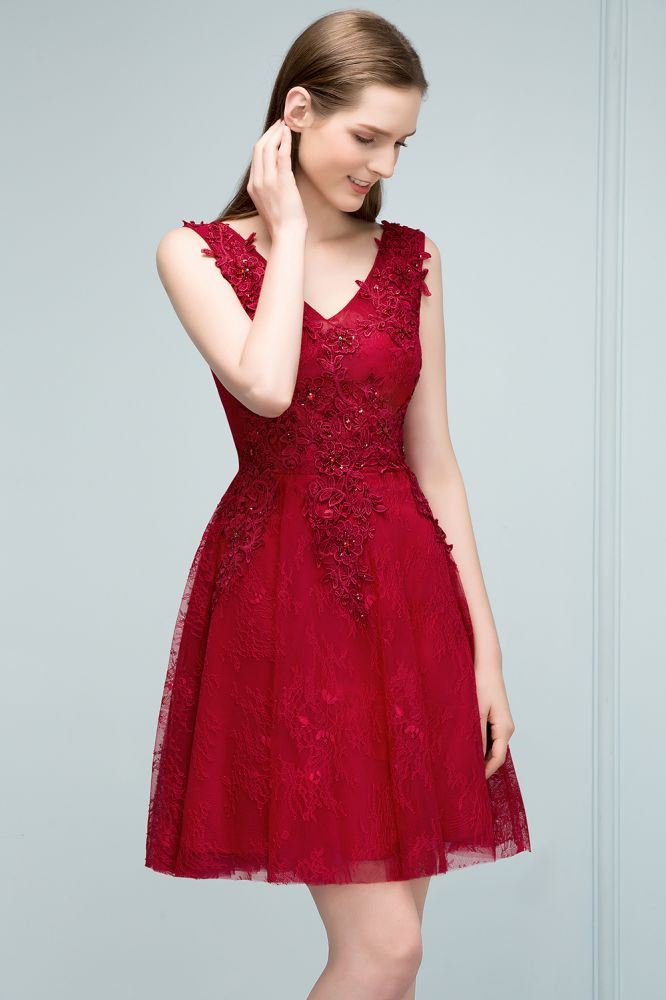 Ärmelloses kurzes A-Linien-Ballkleid mit V-Ausschnitt und Spitzenapplikationen aus Tüll