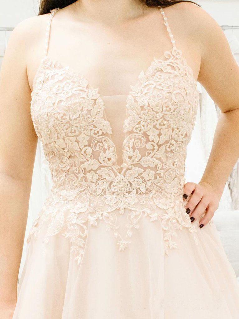 Vestido de novia con escote en V profundo y tirantes finos WD458
