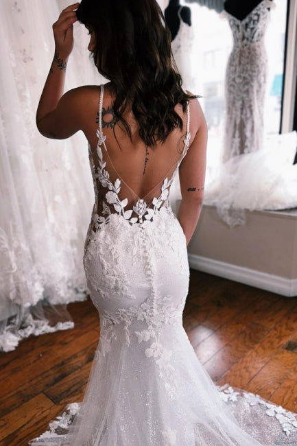 Vestido de novia de encaje con tirantes finos, corte sirena, largo hasta el suelo y cola capilla
