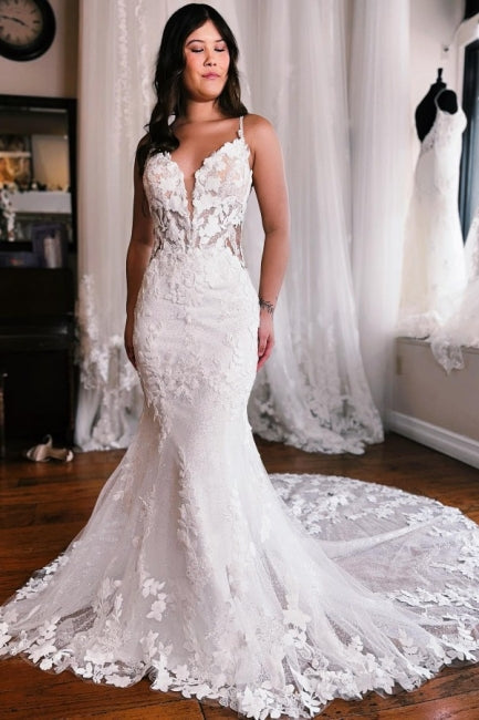 Vestido de novia de encaje con tirantes finos, corte sirena, largo hasta el suelo y cola capilla