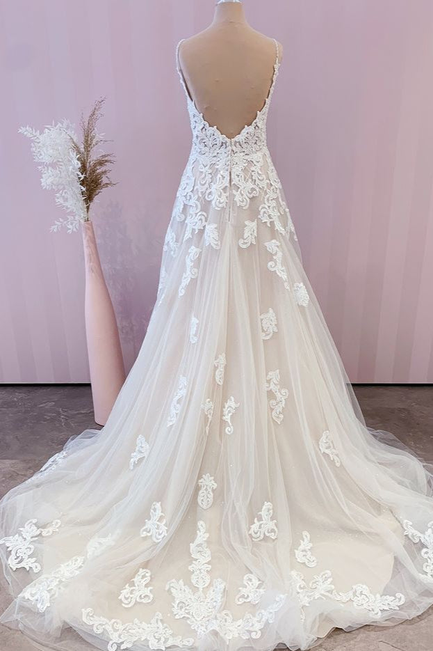 Atemberaubendes langes A-Linien-Brautkleid mit Spaghettiträgern, Spitzenapplikationen und Tüll
