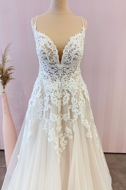 Atemberaubendes langes A-Linien-Brautkleid mit Spaghettiträgern, Spitzenapplikationen und Tüll