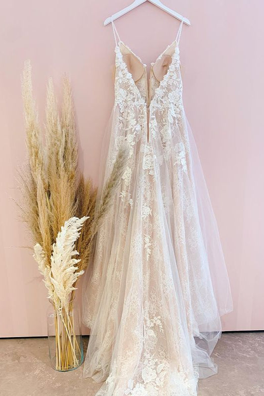 Atemberaubendes langes A-Linien-Brautkleid mit Spaghettiträgern und Tüllspitze