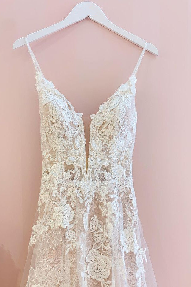 Atemberaubendes langes A-Linien-Brautkleid mit Spaghettiträgern und Tüllspitze