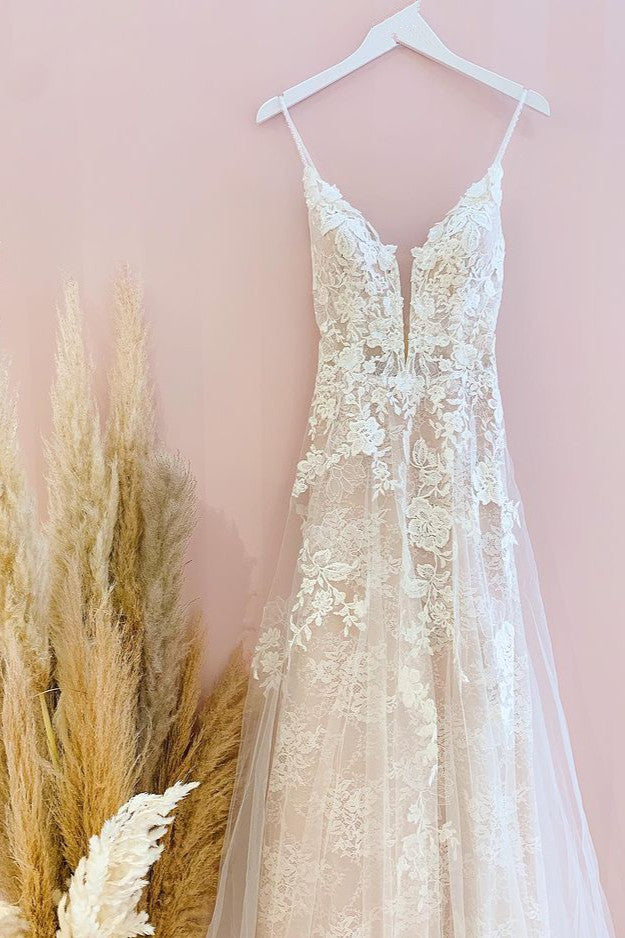 Atemberaubendes langes A-Linien-Brautkleid mit Spaghettiträgern und Tüllspitze