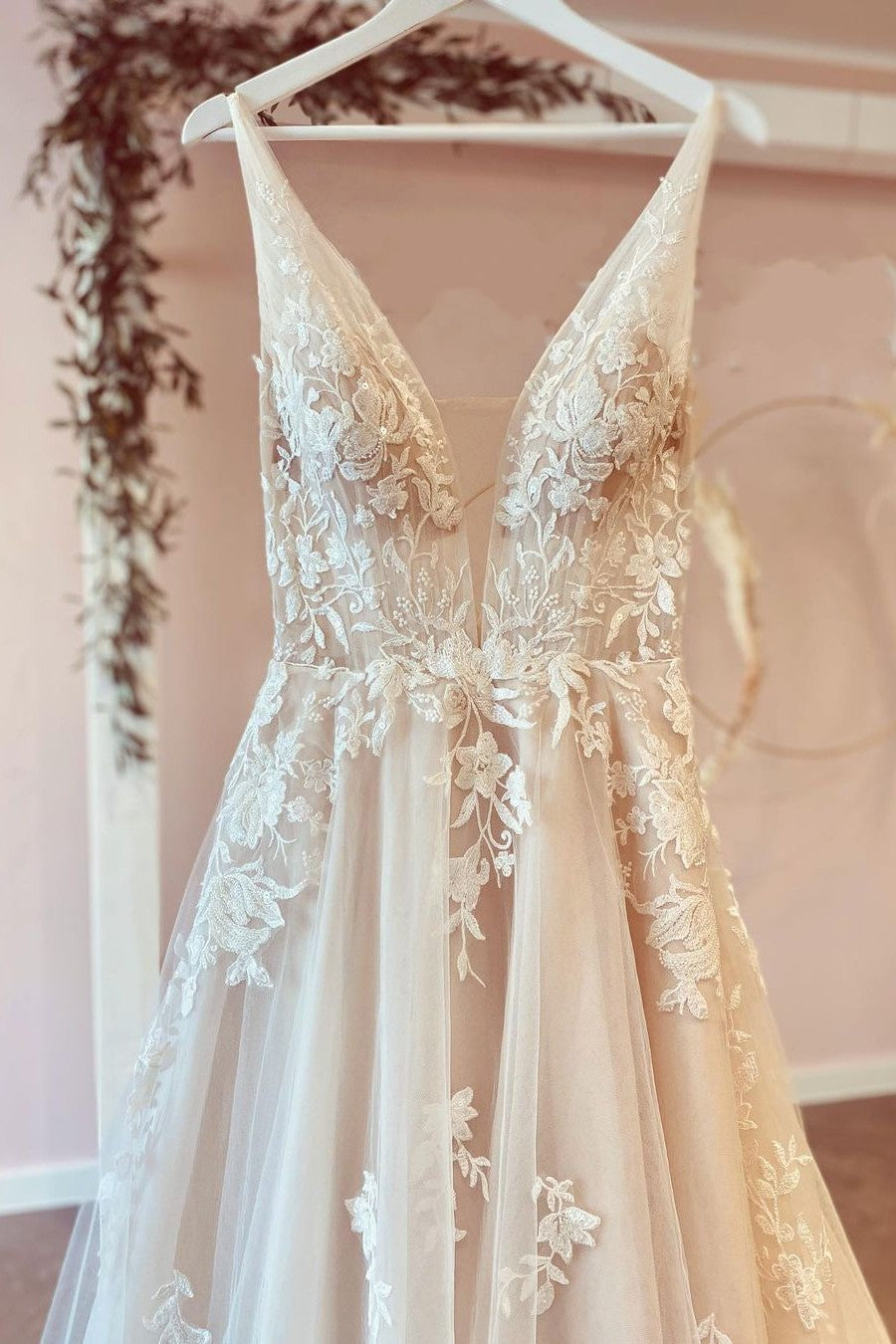 Atemberaubendes langes A-Linien-Brautkleid mit V-Ausschnitt und floraler Spitze aus Tüll
