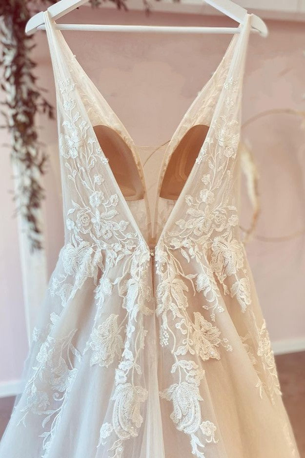 Atemberaubendes langes A-Linien-Brautkleid mit V-Ausschnitt und floraler Spitze aus Tüll