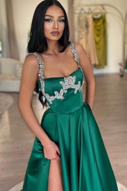 Impresionante vestido de fiesta largo verde oscuro de satén con corte en A, sin mangas y abertura.