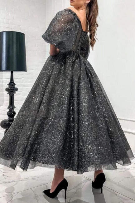 Atemberaubendes langes graues A-Linien-Ballkleid mit schulterfreien Pailletten und kurzen Ärmeln