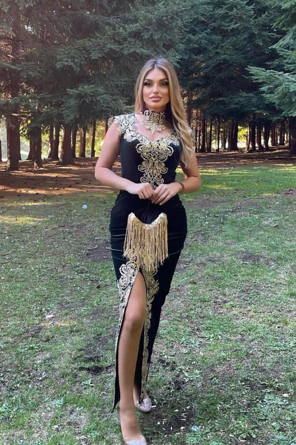 Atemberaubendes Abendkleid aus Samt, ärmellos, mit goldenen Applikationen, mit abnehmbarer Schleppe und Seitenschlitz