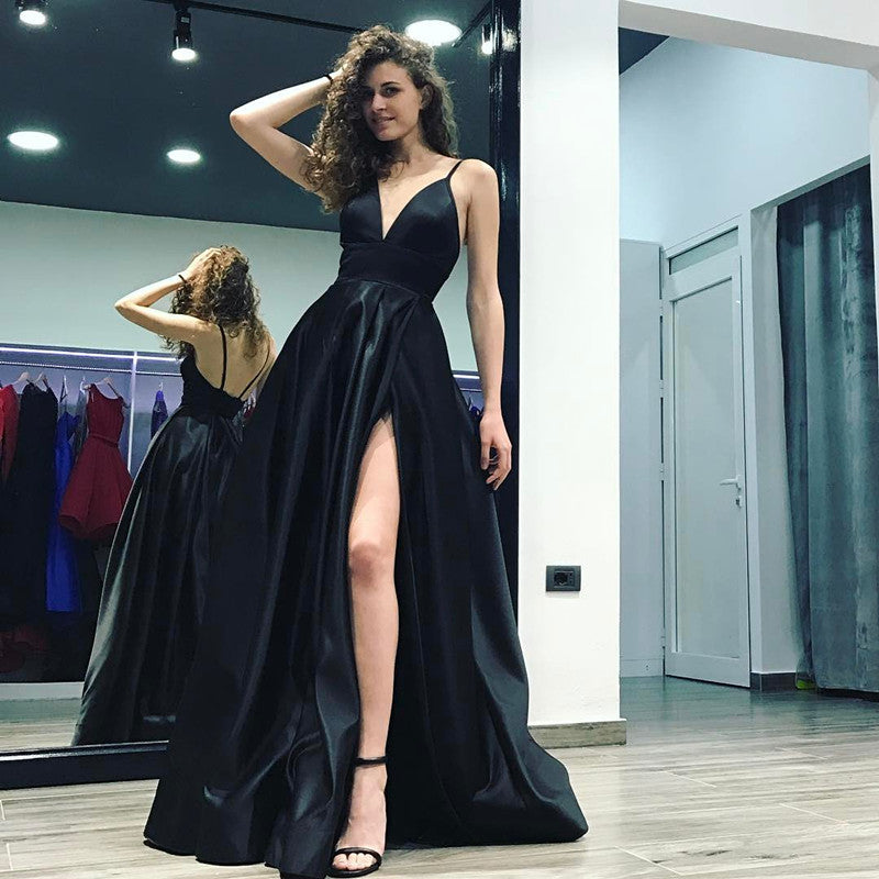 Stilvolles langes schwarzes Satin-Ballkleid in A-Linie mit V-Ausschnitt und Schlitz