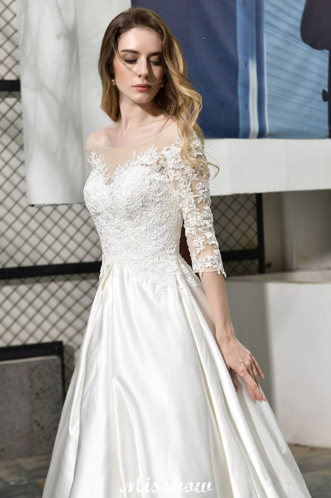 Stilvolles A-Linien-Brautkleid mit Spitzenapplikationen und halblangen Ärmeln, bodenlanges Satinkleid für die Braut