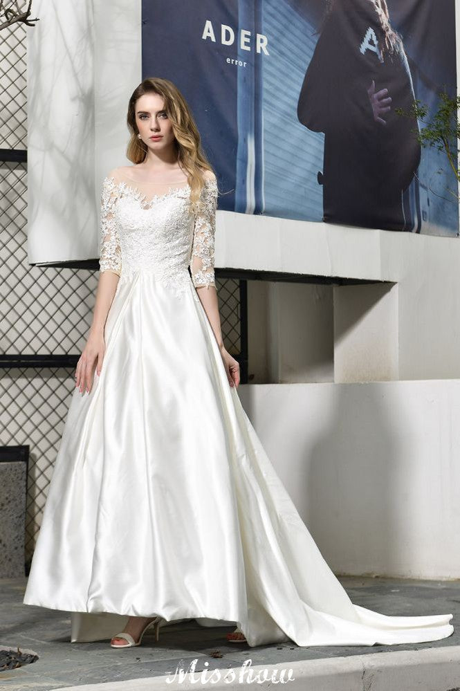 Stilvolles A-Linien-Brautkleid mit Spitzenapplikationen und halblangen Ärmeln, bodenlanges Satinkleid für die Braut