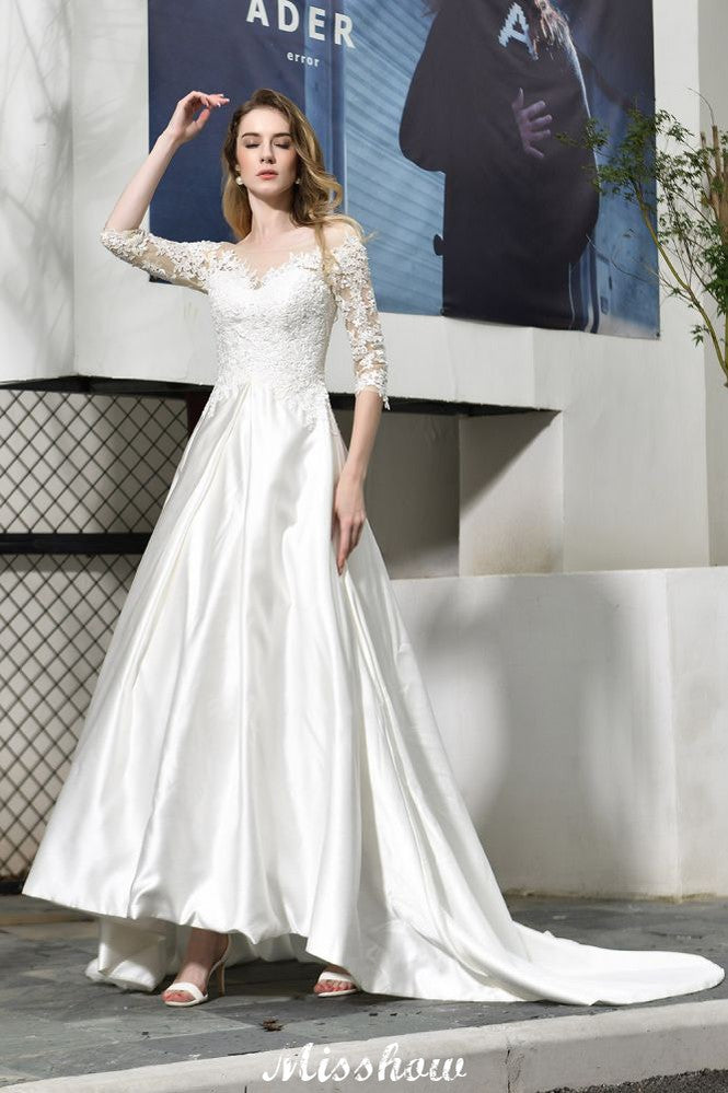 Stilvolles A-Linien-Brautkleid mit Spitzenapplikationen und halblangen Ärmeln, bodenlanges Satinkleid für die Braut