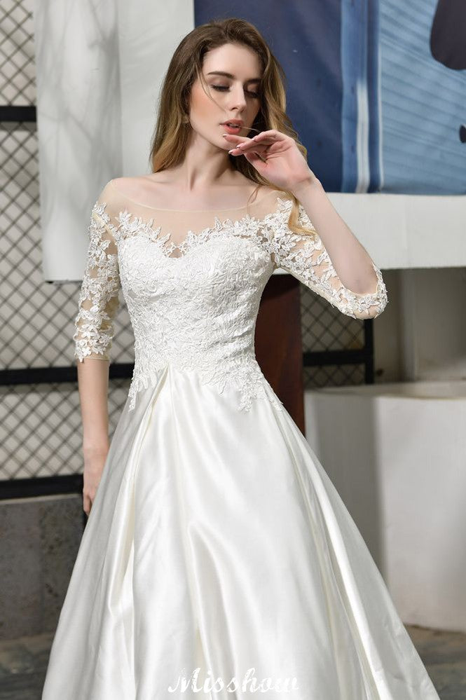 Stilvolles A-Linien-Brautkleid mit Spitzenapplikationen und halblangen Ärmeln, bodenlanges Satinkleid für die Braut